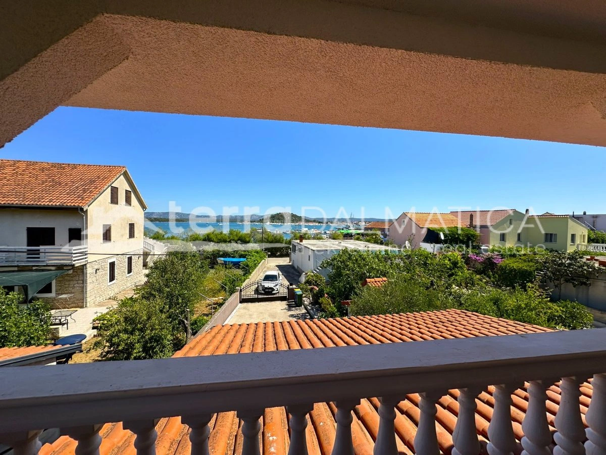Haus in Toplage auf Murter – Ruhe, Ausblick und Garten, nur 50 Meter vom Meer entfernt