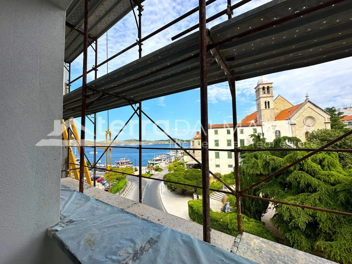 Exklusiv an der Uferpromenade von Šibenik – 120 m² Perfektion mit Blick auf das Meer, die Stadt und die Kirchen