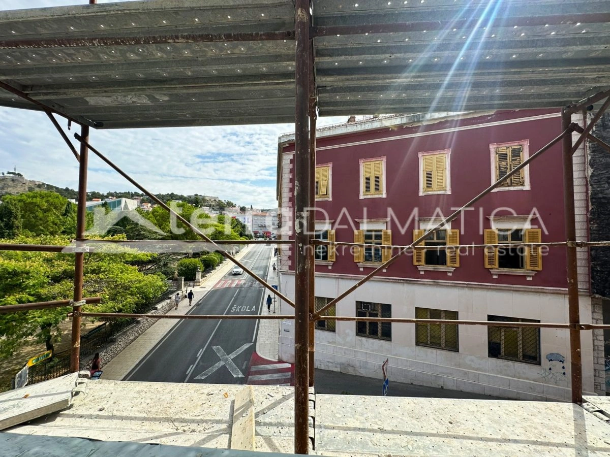 Exklusiv an der Uferpromenade von Šibenik – 120 m² Perfektion mit Blick auf das Meer, die Stadt und die Kirchen