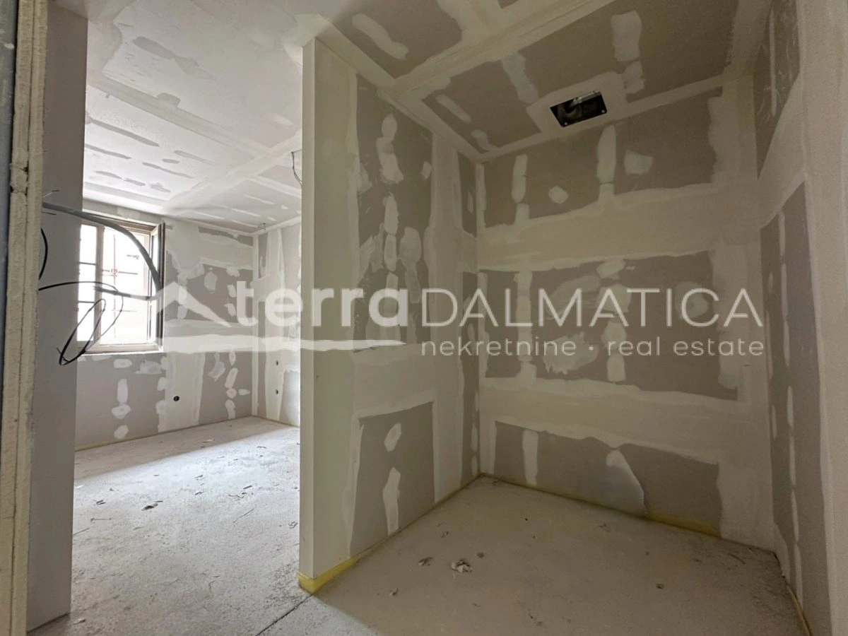 Exklusiv an der Uferpromenade von Šibenik – 120 m² Perfektion mit Blick auf das Meer, die Stadt und die Kirchen