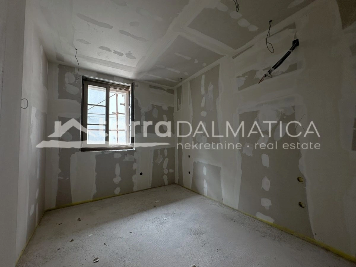 Exklusiv an der Uferpromenade von Šibenik – 120 m² Perfektion mit Blick auf das Meer, die Stadt und die Kirchen