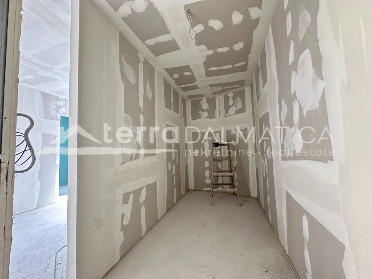 Exklusiv an der Uferpromenade von Šibenik – 120 m² Perfektion mit Blick auf das Meer, die Stadt und die Kirchen