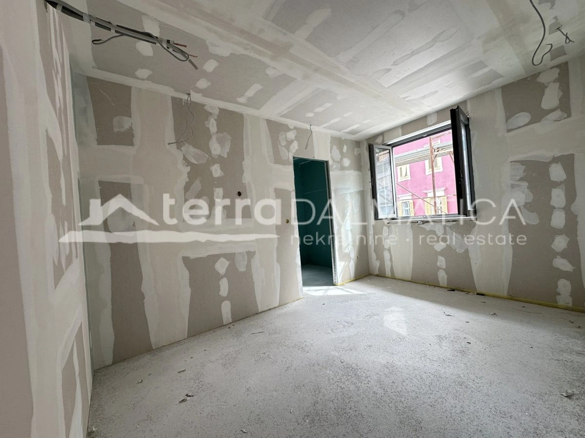 Exklusiv an der Uferpromenade von Šibenik – 120 m² Perfektion mit Blick auf das Meer, die Stadt und die Kirchen