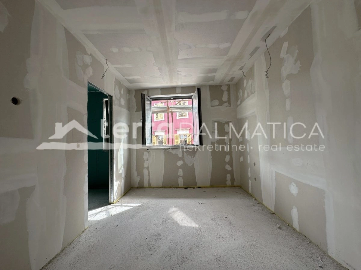 Exklusiv an der Uferpromenade von Šibenik – 120 m² Perfektion mit Blick auf das Meer, die Stadt und die Kirchen