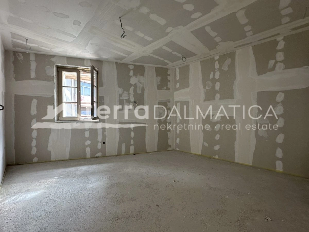 Exklusiv an der Uferpromenade von Šibenik – 120 m² Perfektion mit Blick auf das Meer, die Stadt und die Kirchen