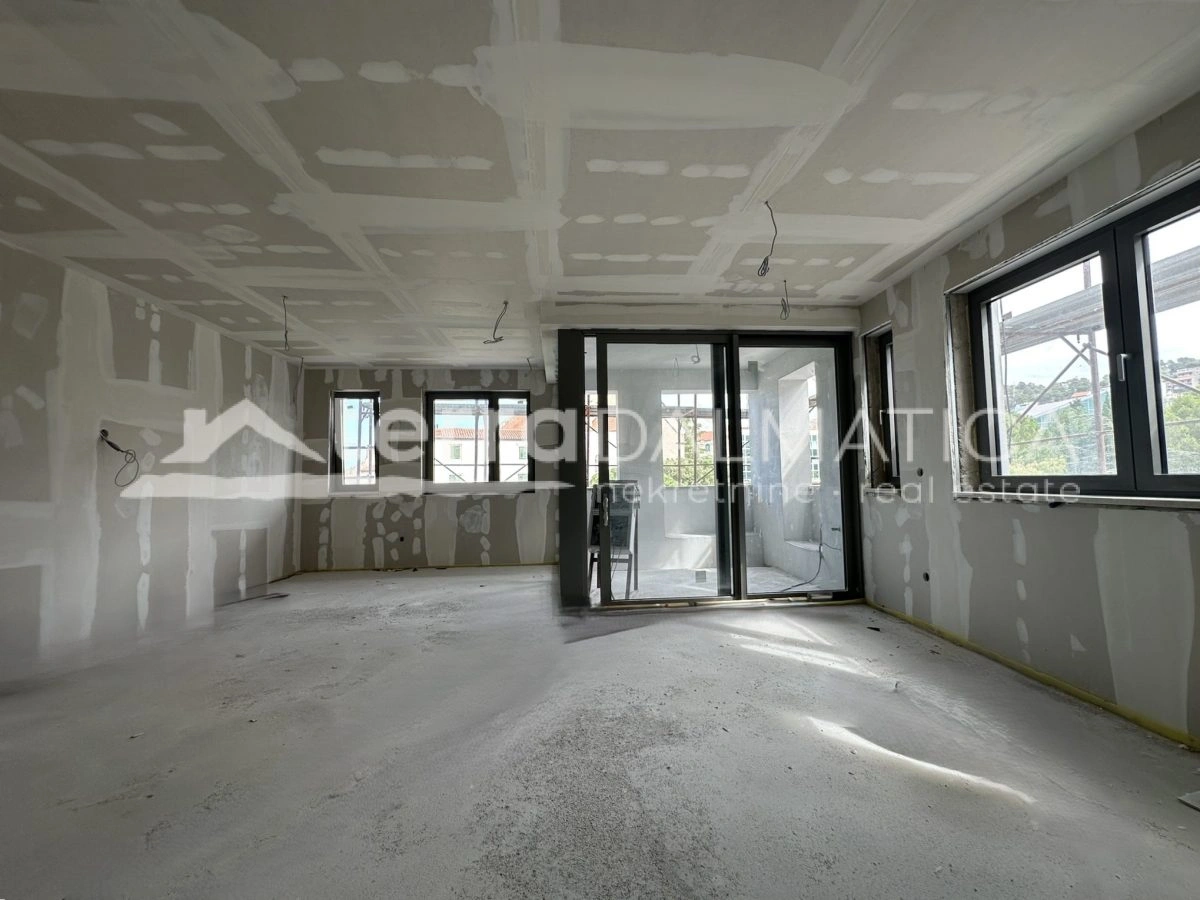 Exklusiv an der Uferpromenade von Šibenik – 120 m² Perfektion mit Blick auf das Meer, die Stadt und die Kirchen