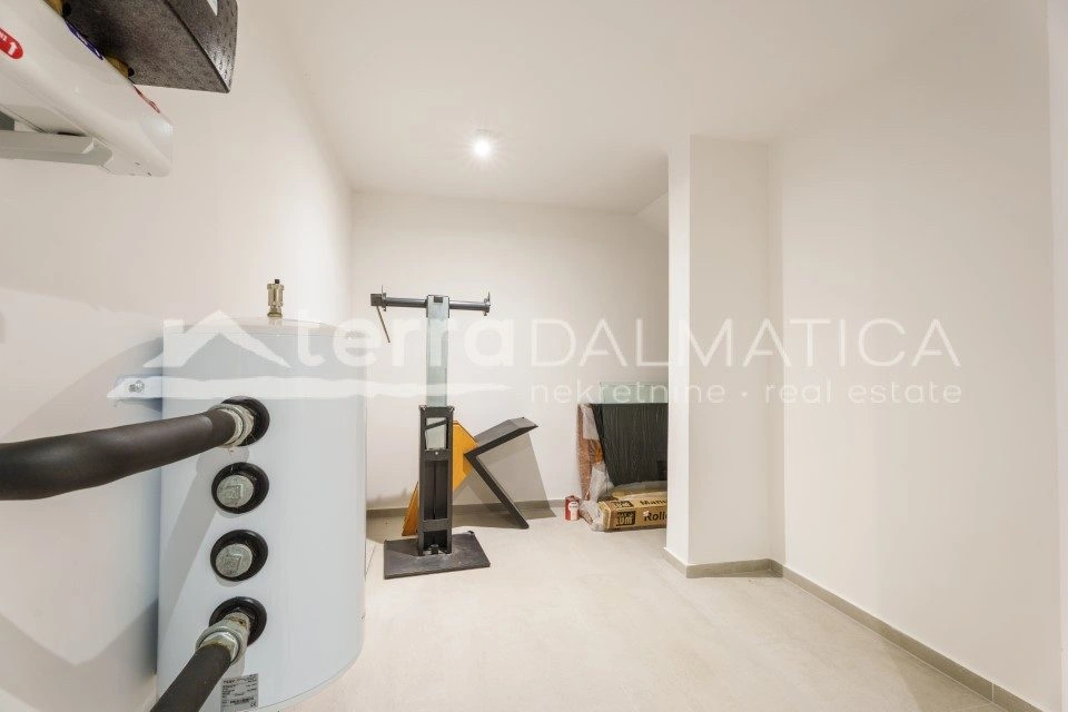 Brodarica, Großzügige Villa mit Pool und mediterranem Charme