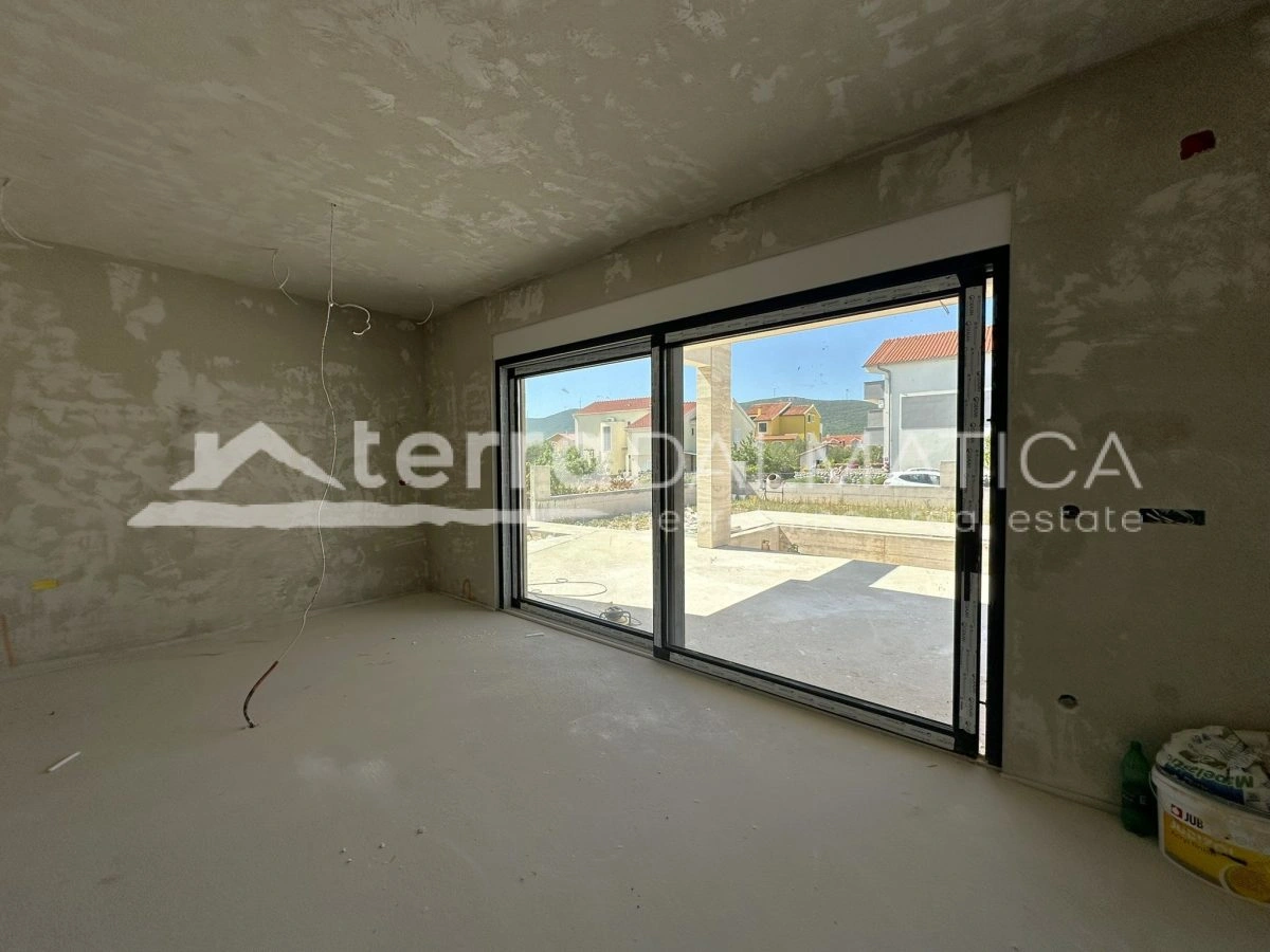 Umgebung von Sibenik, moderne Villa in der Nähe des Nationalparks Krka