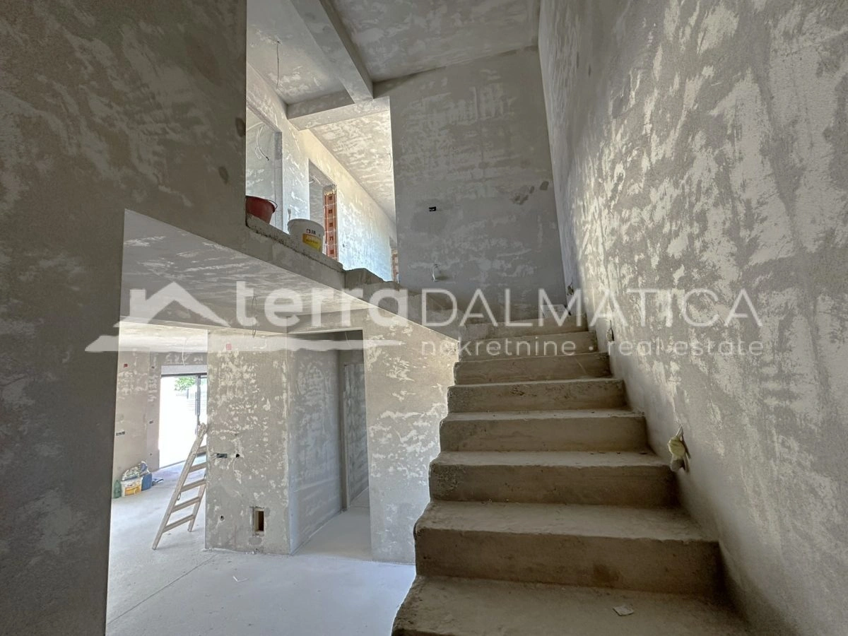 Umgebung von Sibenik, moderne Villa in der Nähe des Nationalparks Krka