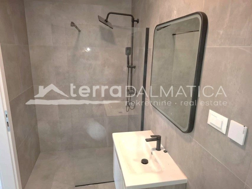 Komfortable Wohnung in Vodice - Neubau, 2 Schlafzimmer, Terrasse, Parkplatz