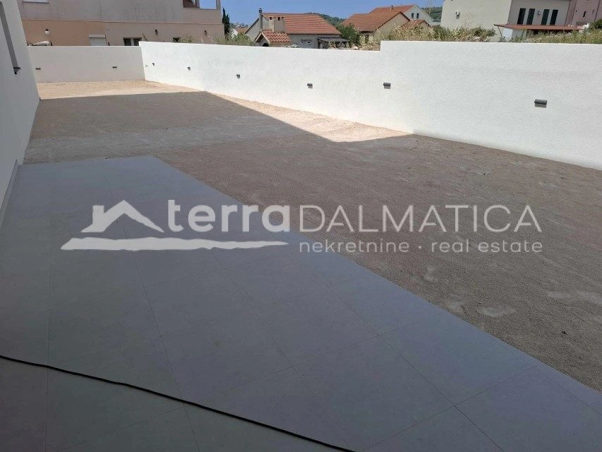 Maisonette-Wohnung mit 3 Schlafzimmern, 3 Terrassen und Parkplatz - Neubau Vodice