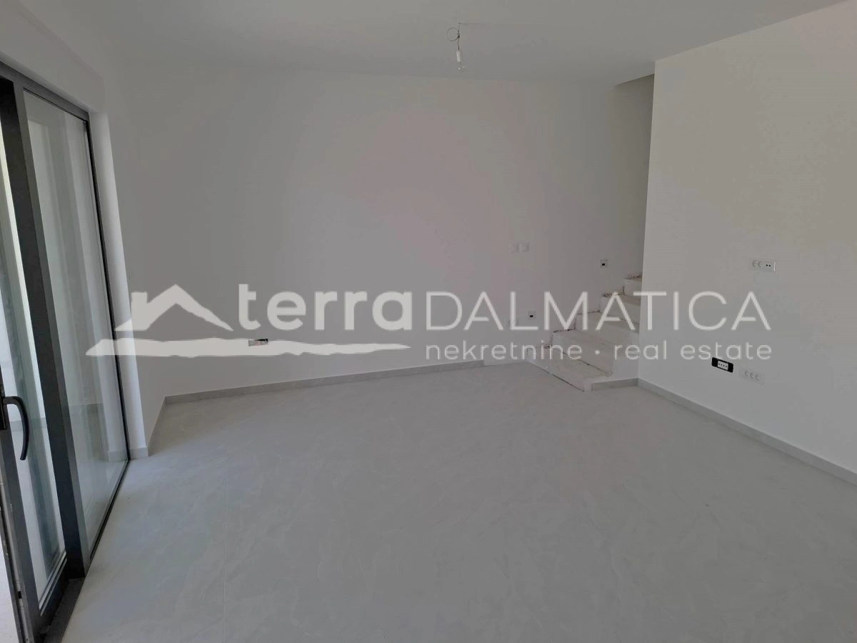 Neu! Maisonette-Wohnung mit Fußbodenheizung und 3 Loggien – Vodice, 102 m²