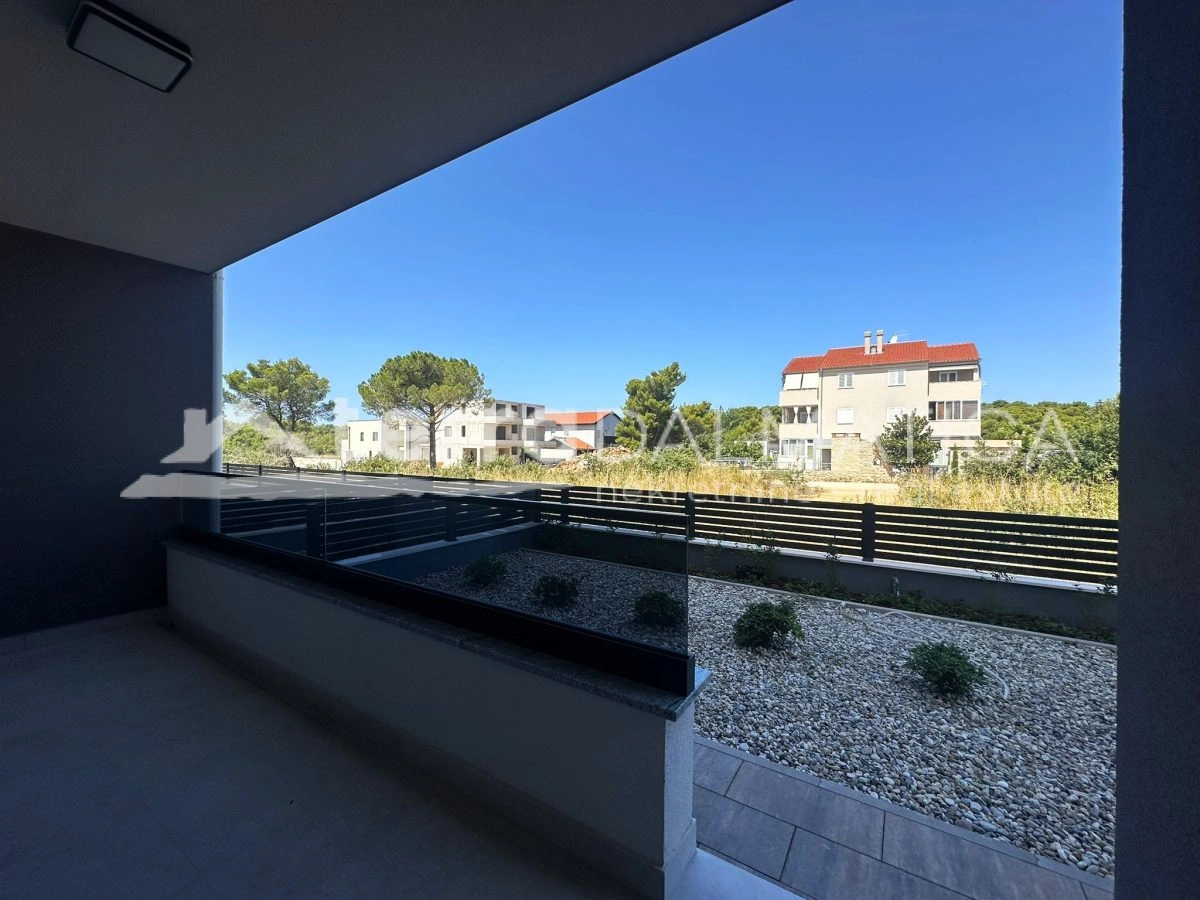 Traumwohnung in Biograd – Erdgeschoss, privater Garten 121 m², 2 Parkplätze!
