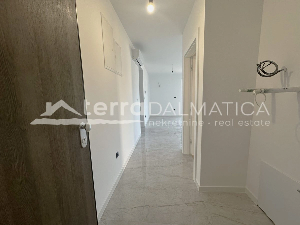 Top-Wohnung in Biograd – drei Schlafzimmer, Loggia, 2 Parkplätze, Top-Ausstattung!