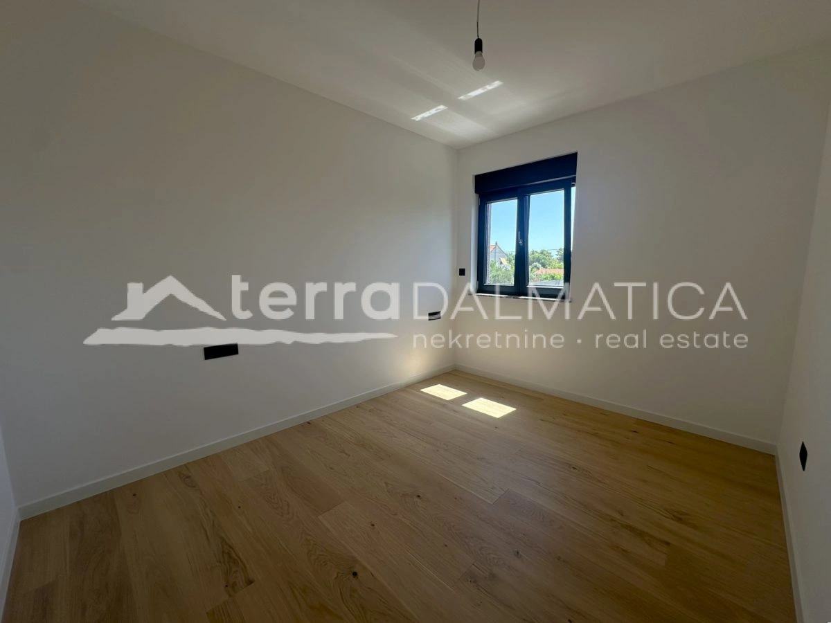 Top-Wohnung in Biograd – drei Schlafzimmer, Loggia, 2 Parkplätze, Top-Ausstattung!