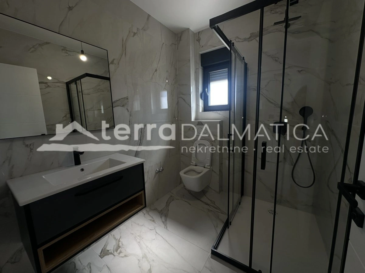 Top-Wohnung in Biograd – drei Schlafzimmer, Loggia, 2 Parkplätze, Top-Ausstattung!