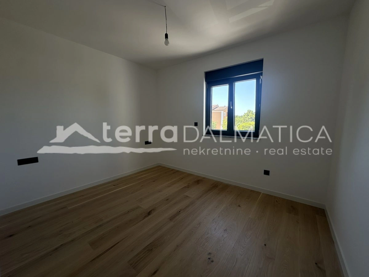 Top-Wohnung in Biograd – drei Schlafzimmer, Loggia, 2 Parkplätze, Top-Ausstattung!