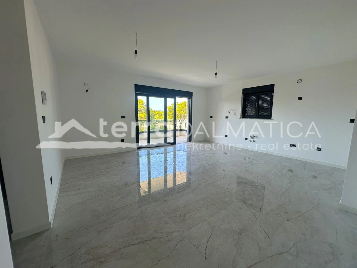 Top-Wohnung in Biograd – drei Schlafzimmer, Loggia, 2 Parkplätze, Top-Ausstattung!