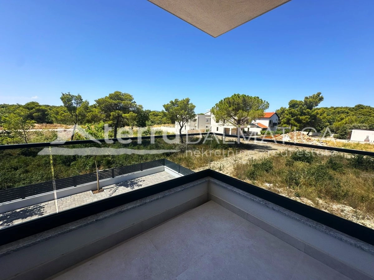 Top-Wohnung in Biograd – drei Schlafzimmer, Loggia, 2 Parkplätze, Top-Ausstattung!