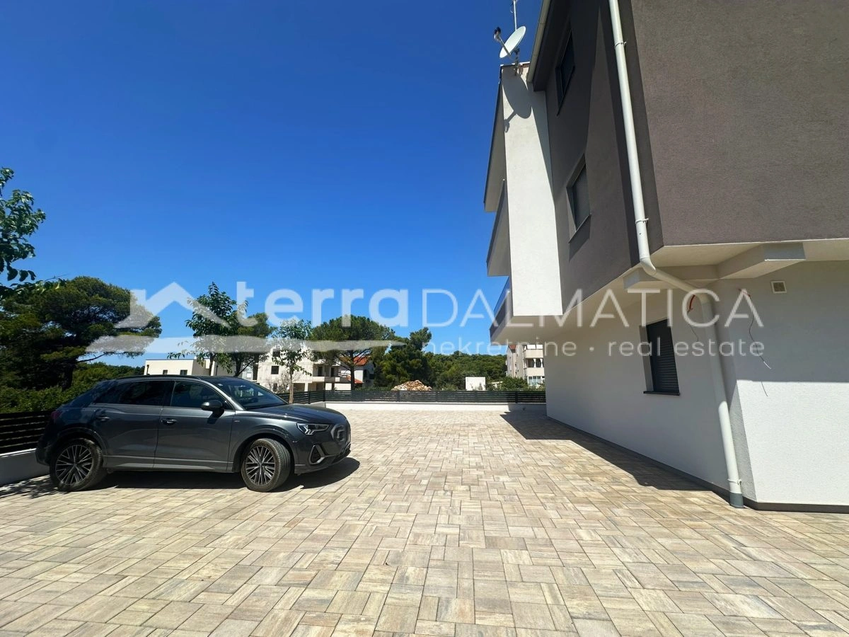 Top-Wohnung in Biograd – drei Schlafzimmer, Loggia, 2 Parkplätze, Top-Ausstattung!