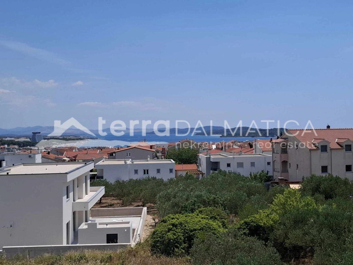 Moderne Wohnung mit großem Garten im Erdgeschoss eines Neubaus – Vodice