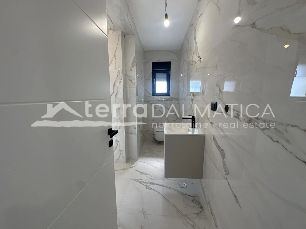 Biograd – Penthouse von 177 m² mit 3 Schlafzimmern, Dachterrasse und Blick in die Natur