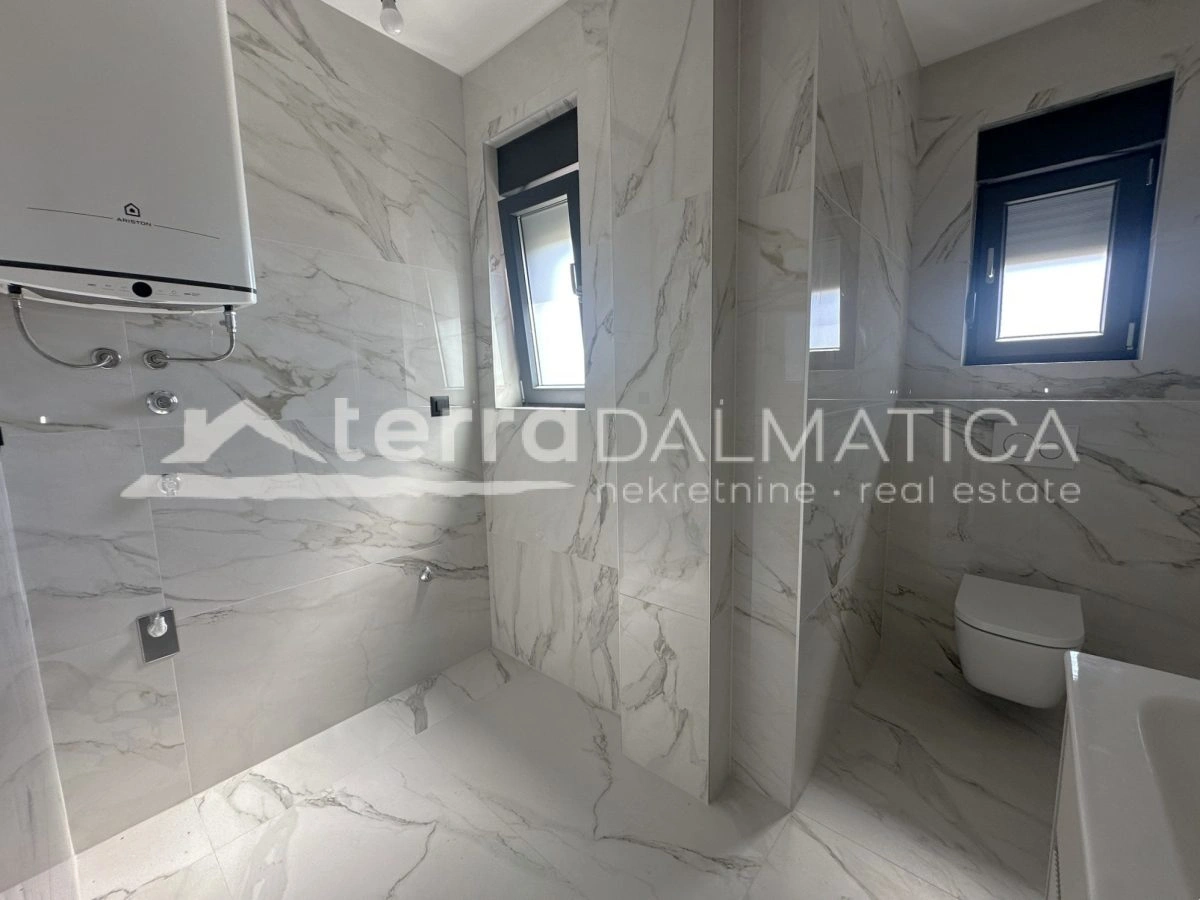 Biograd – Penthouse von 177 m² mit 3 Schlafzimmern, Dachterrasse und Blick in die Natur