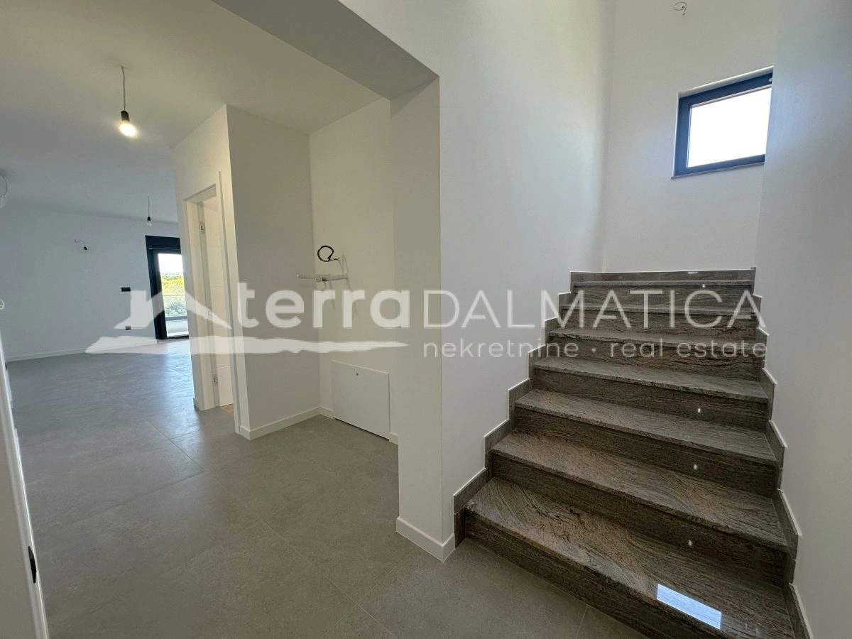 Biograd – Penthouse von 177 m² mit 3 Schlafzimmern, Dachterrasse und Blick in die Natur