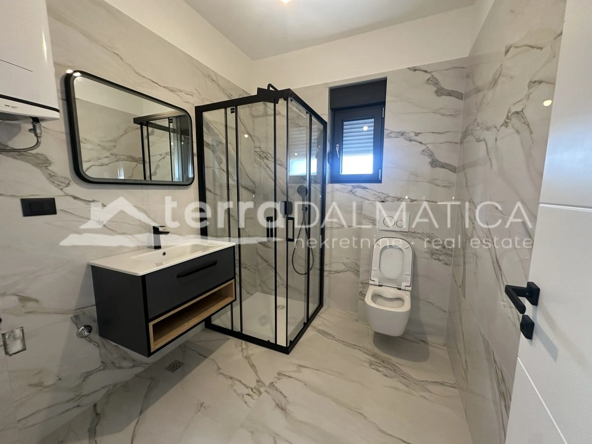 Biograd – Penthouse von 177 m² mit 3 Schlafzimmern, Dachterrasse und Blick in die Natur