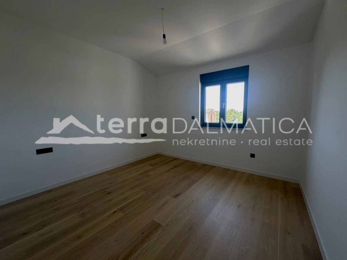 Biograd – Penthouse von 177 m² mit 3 Schlafzimmern, Dachterrasse und Blick in die Natur