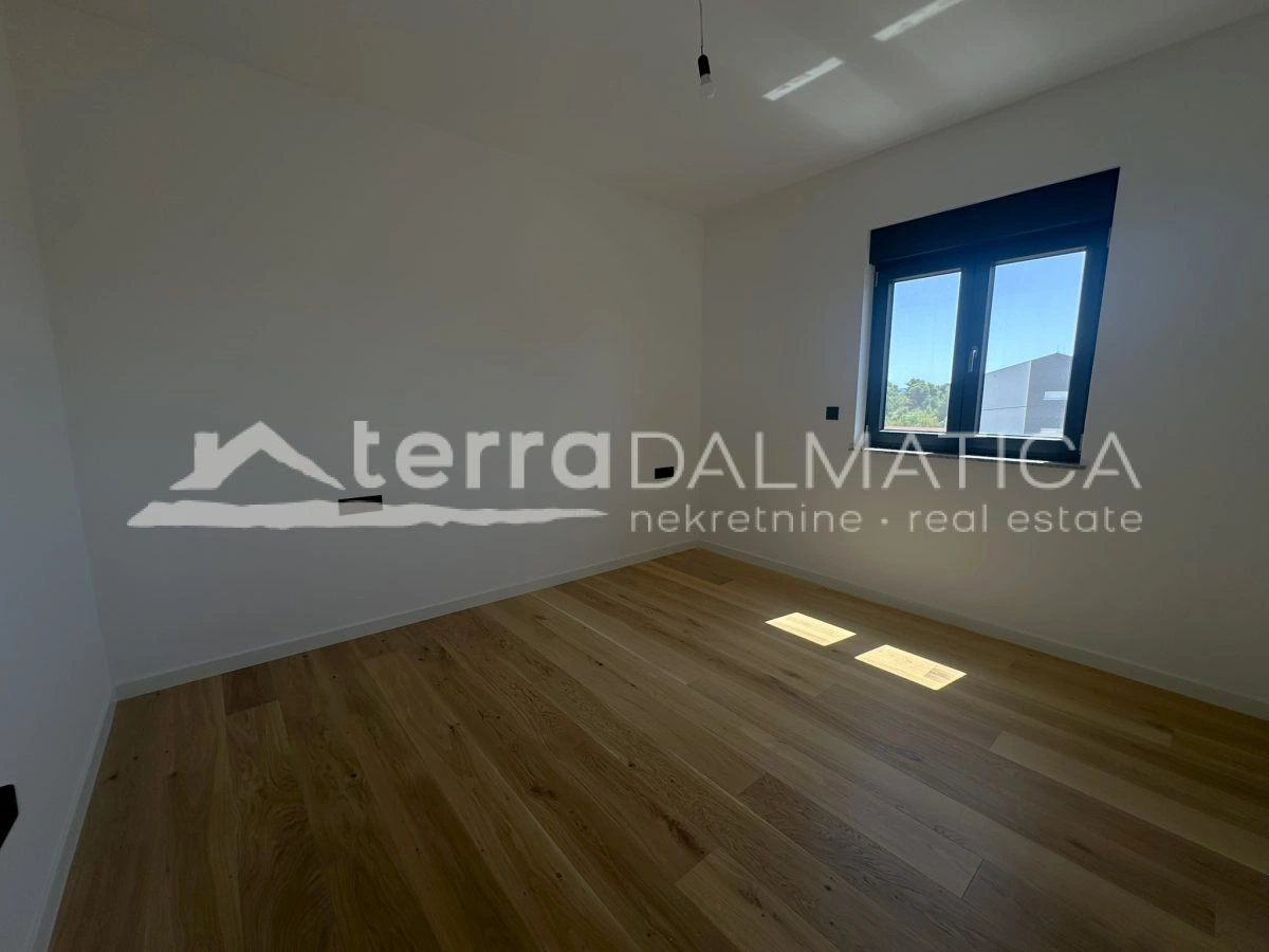Biograd – Penthouse von 177 m² mit 3 Schlafzimmern, Dachterrasse und Blick in die Natur