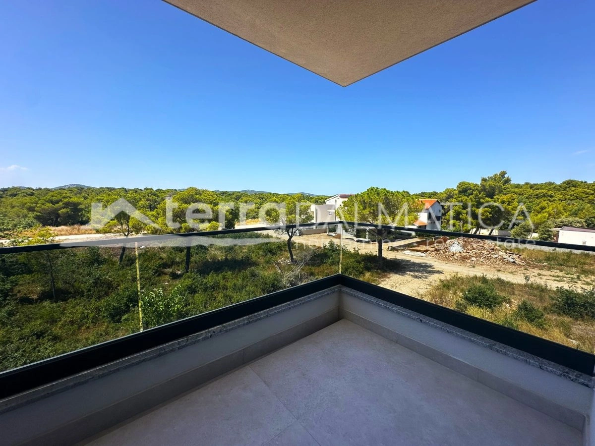 Biograd – Penthouse von 177 m² mit 3 Schlafzimmern, Dachterrasse und Blick in die Natur