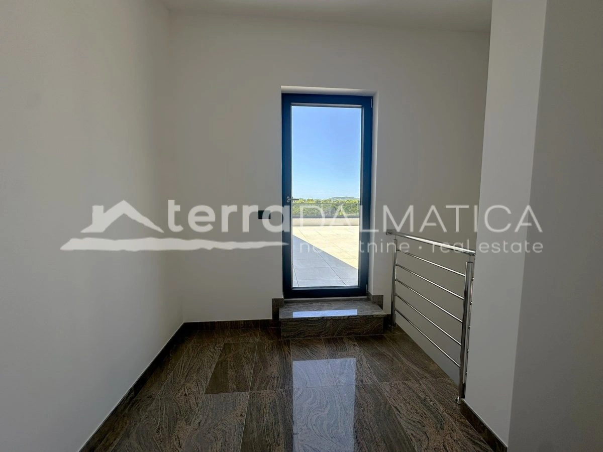 Biograd – Penthouse von 177 m² mit 3 Schlafzimmern, Dachterrasse und Blick in die Natur