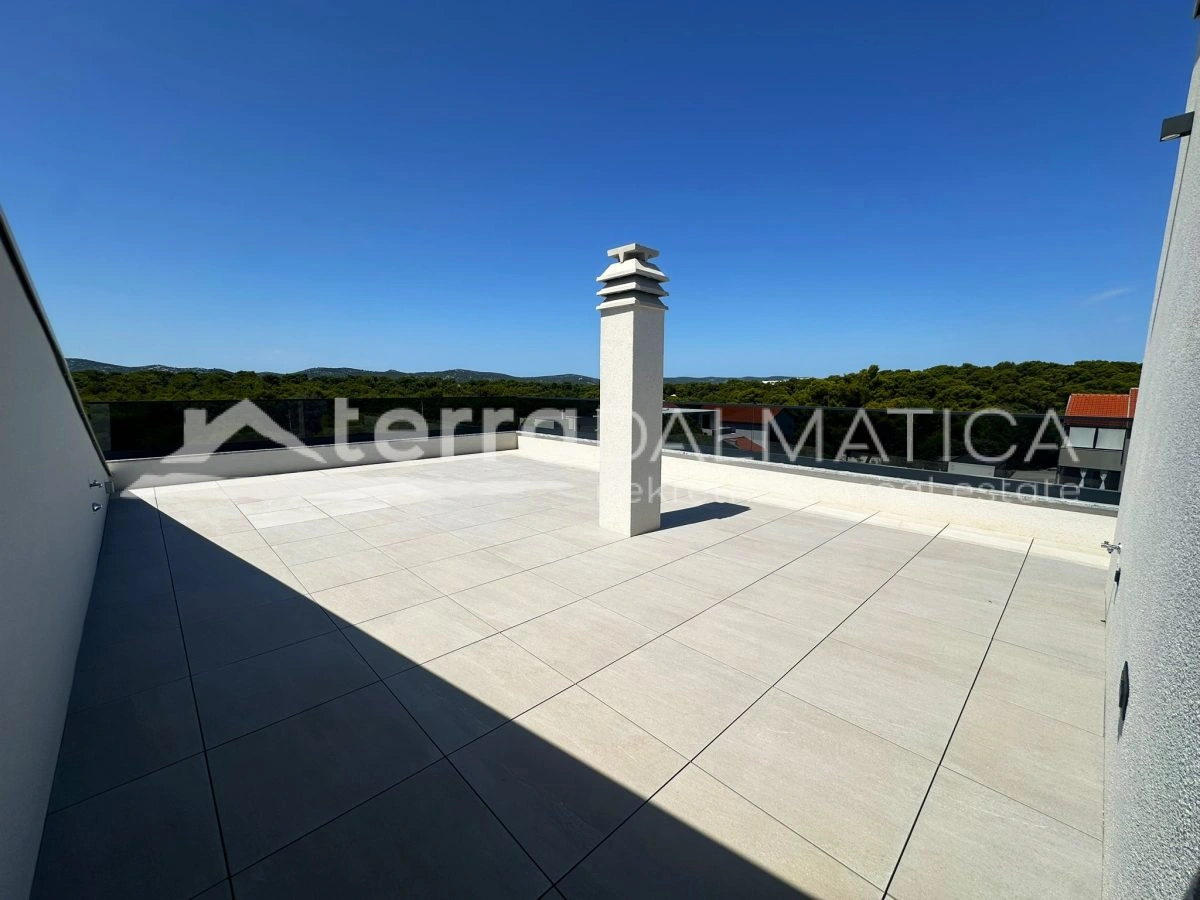 Biograd – Penthouse von 177 m² mit 3 Schlafzimmern, Dachterrasse und Blick in die Natur