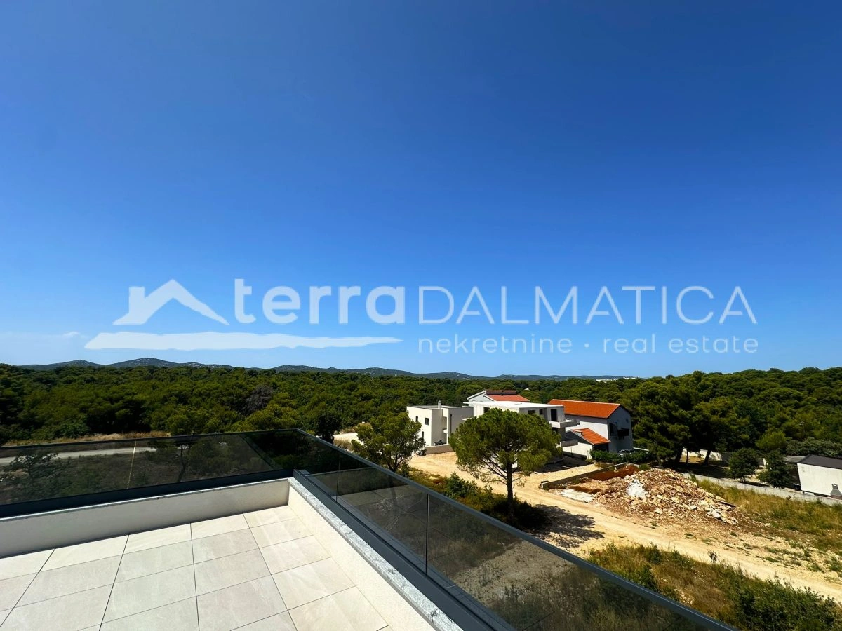 Biograd – Penthouse von 177 m² mit 3 Schlafzimmern, Dachterrasse und Blick in die Natur