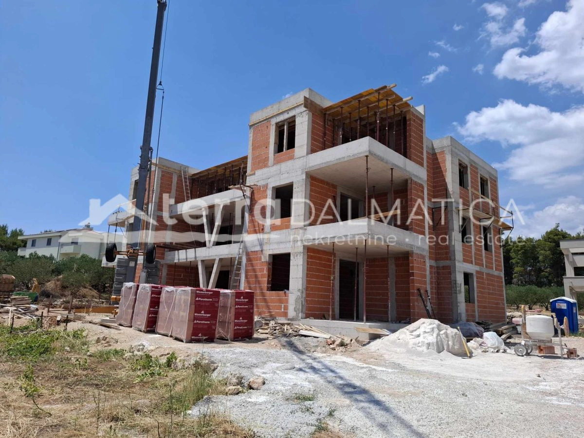 Vodice – moderne Wohnung 58 m² mit Terrasse und Garten im Erdgeschoss
