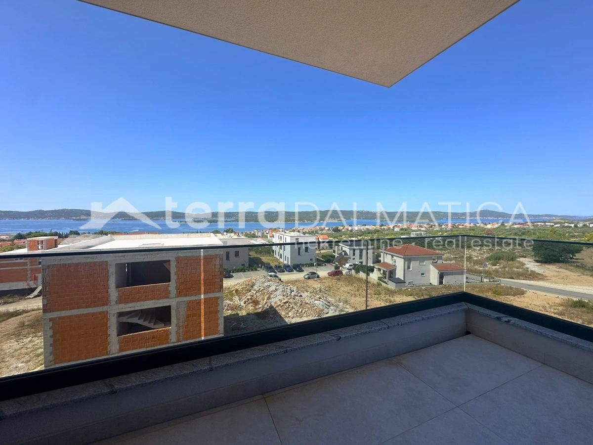 Top-Wohnung mit Aufzug von der Garage und Dachterrasse – spektakulärer Blick auf das Meer und die Natur!