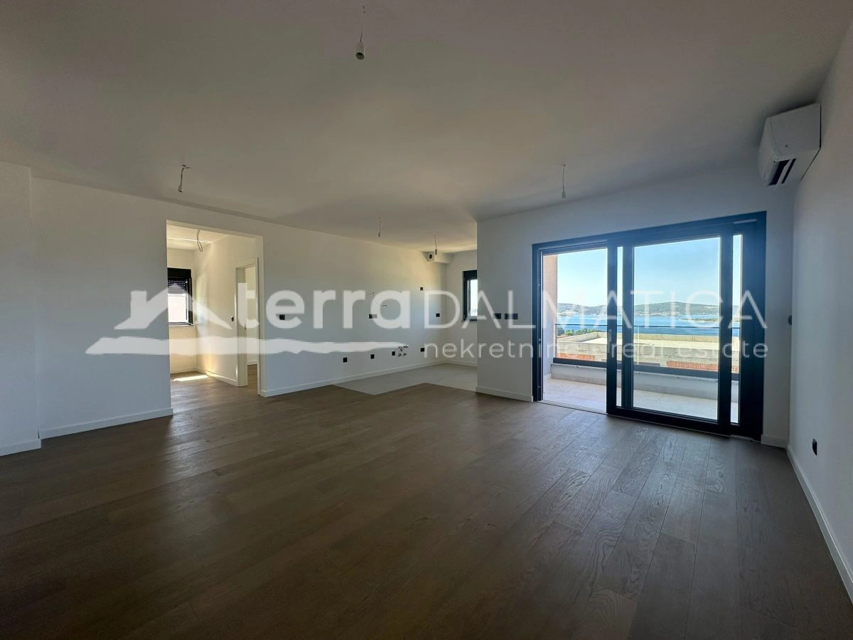 Top-Wohnung mit Aufzug von der Garage und Dachterrasse – spektakulärer Blick auf das Meer und die Natur!