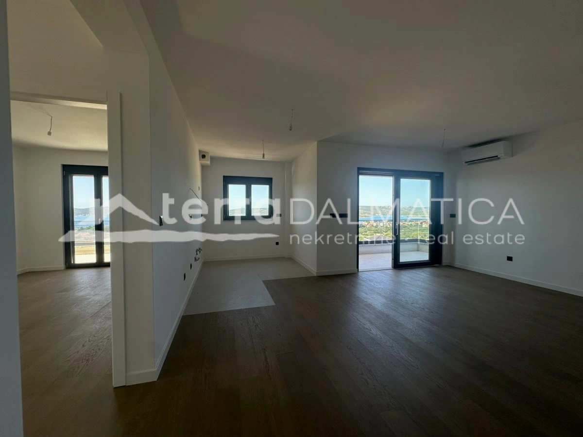 Top-Wohnung mit Aufzug von der Garage und Dachterrasse – spektakulärer Blick auf das Meer und die Natur!