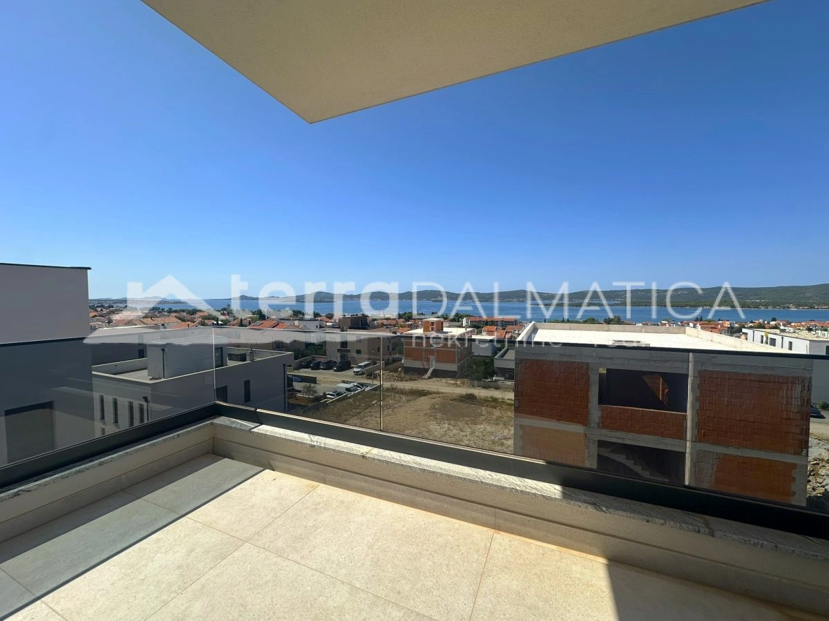 Top-Wohnung mit Aufzug von der Garage und Dachterrasse – spektakulärer Blick auf das Meer und die Natur!