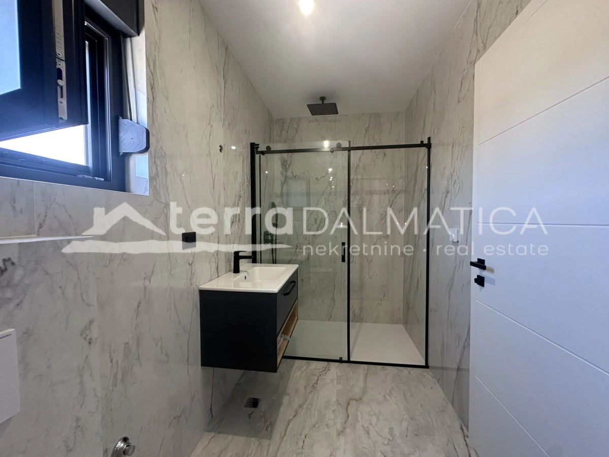 Top-Wohnung mit Aufzug von der Garage und Dachterrasse – spektakulärer Blick auf das Meer und die Natur!