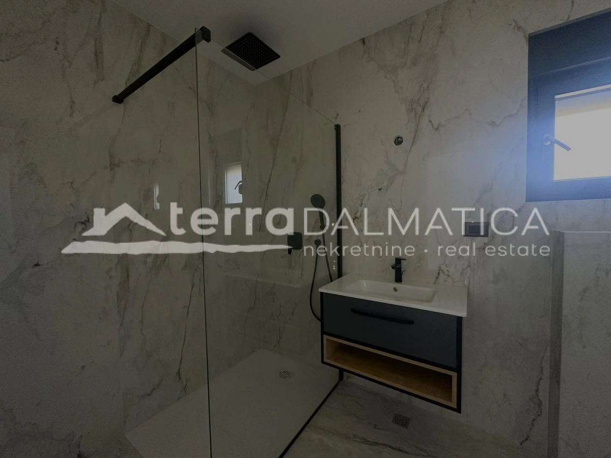 Top-Wohnung mit Aufzug von der Garage und Dachterrasse – spektakulärer Blick auf das Meer und die Natur!