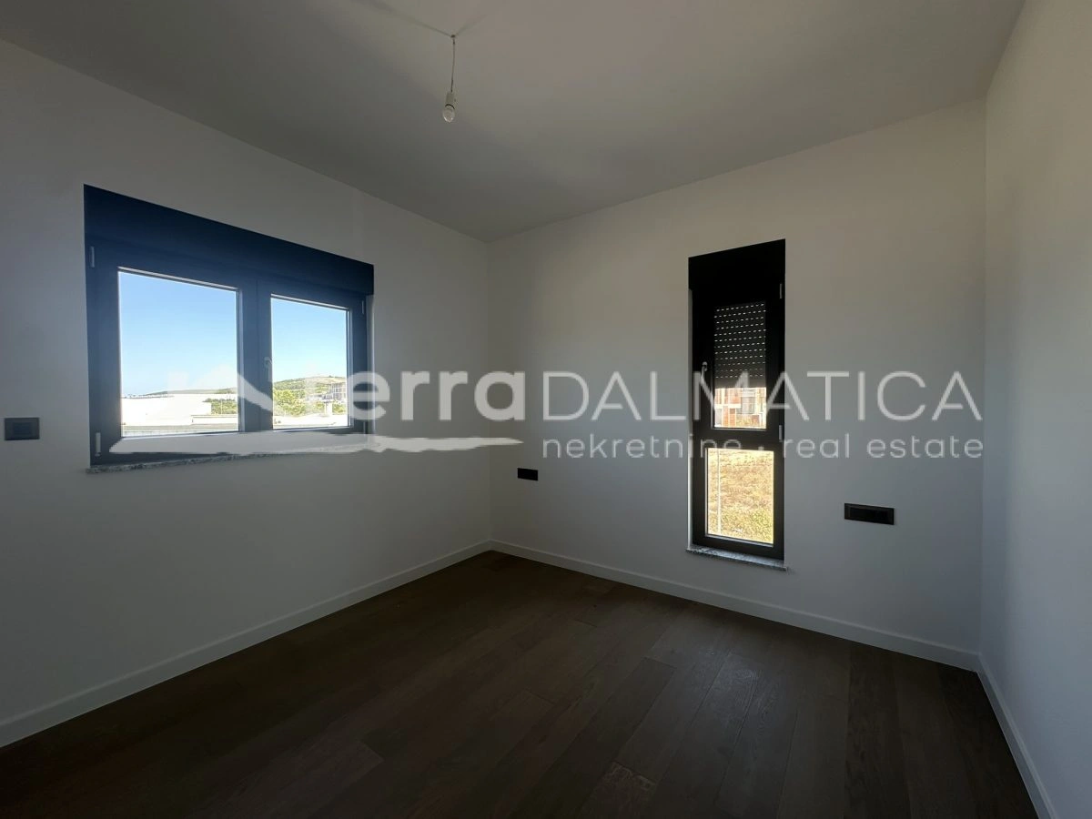 Top-Wohnung mit Aufzug von der Garage und Dachterrasse – spektakulärer Blick auf das Meer und die Natur!