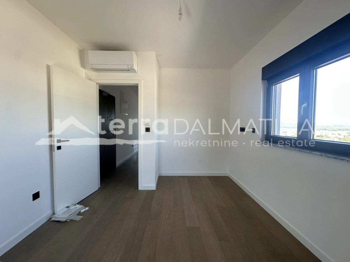 Top-Wohnung mit Aufzug von der Garage und Dachterrasse – spektakulärer Blick auf das Meer und die Natur!