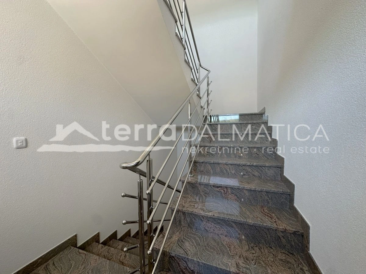 Top-Wohnung mit Aufzug von der Garage und Dachterrasse – spektakulärer Blick auf das Meer und die Natur!