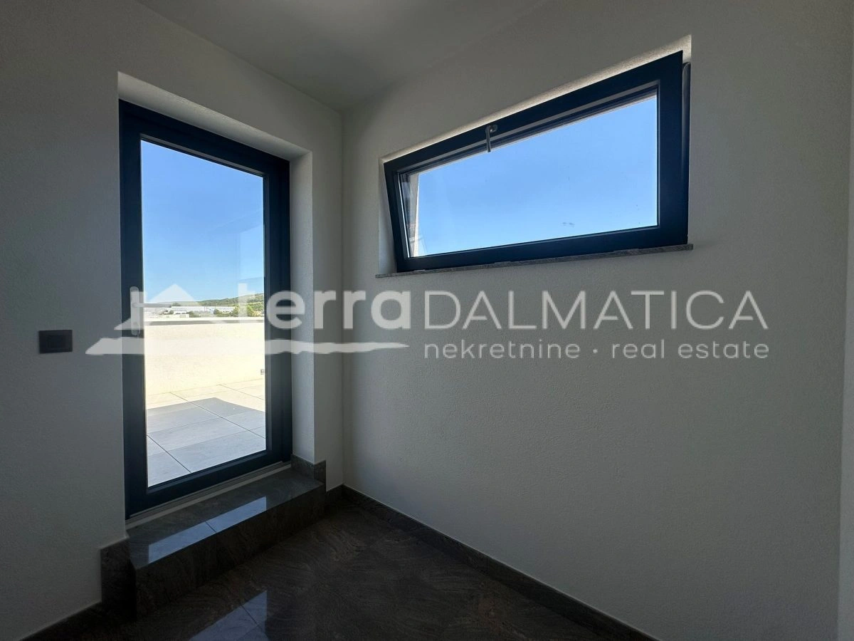 Top-Wohnung mit Aufzug von der Garage und Dachterrasse – spektakulärer Blick auf das Meer und die Natur!