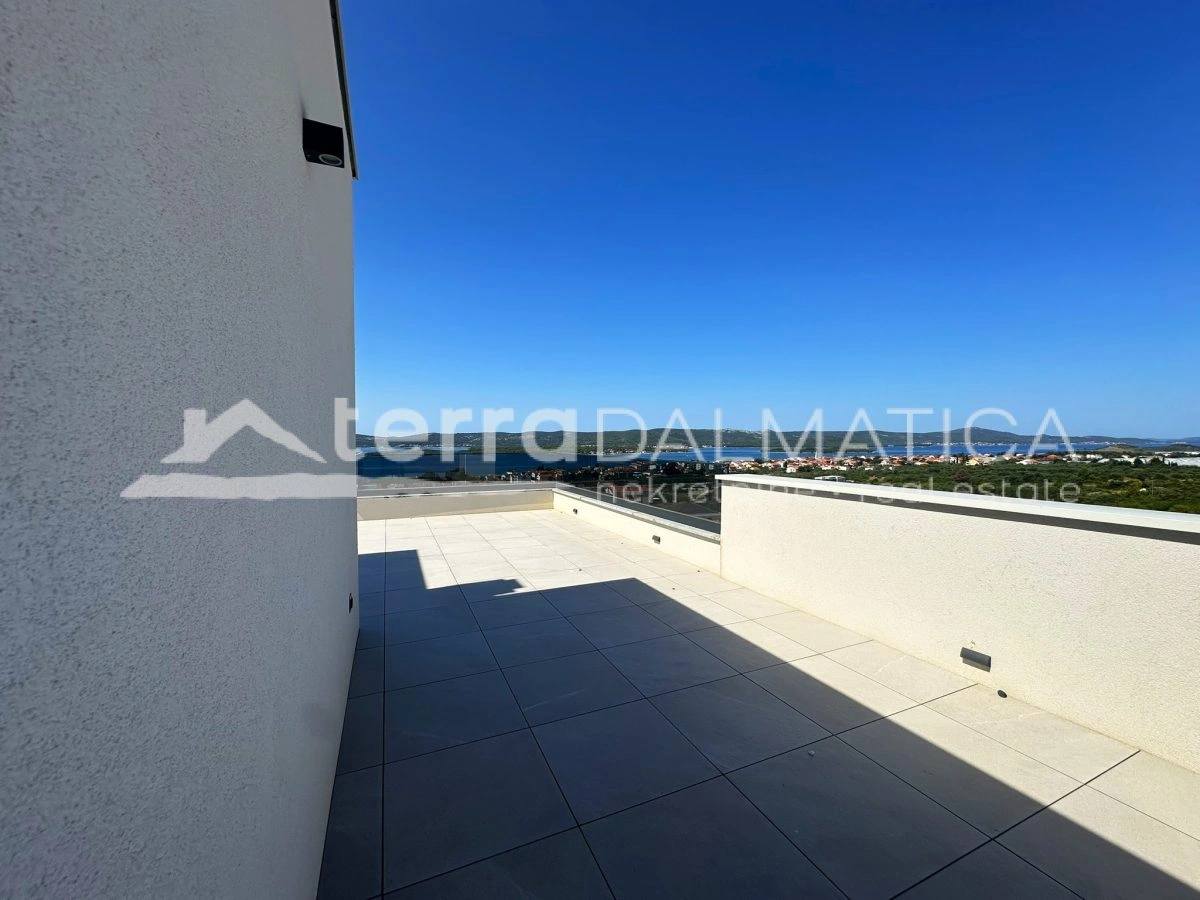 Top-Wohnung mit Aufzug von der Garage und Dachterrasse – spektakulärer Blick auf das Meer und die Natur!