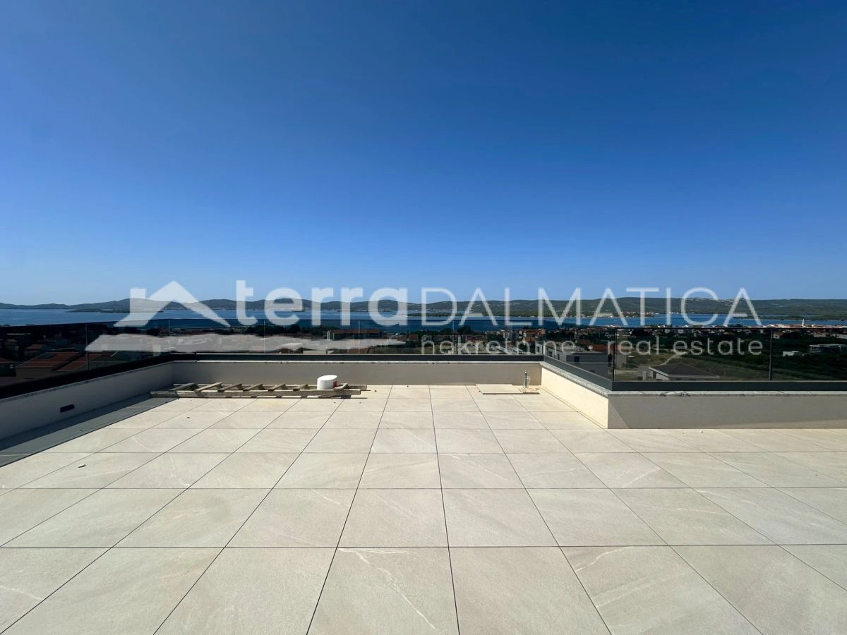 Top-Wohnung mit Aufzug von der Garage und Dachterrasse – spektakulärer Blick auf das Meer und die Natur!