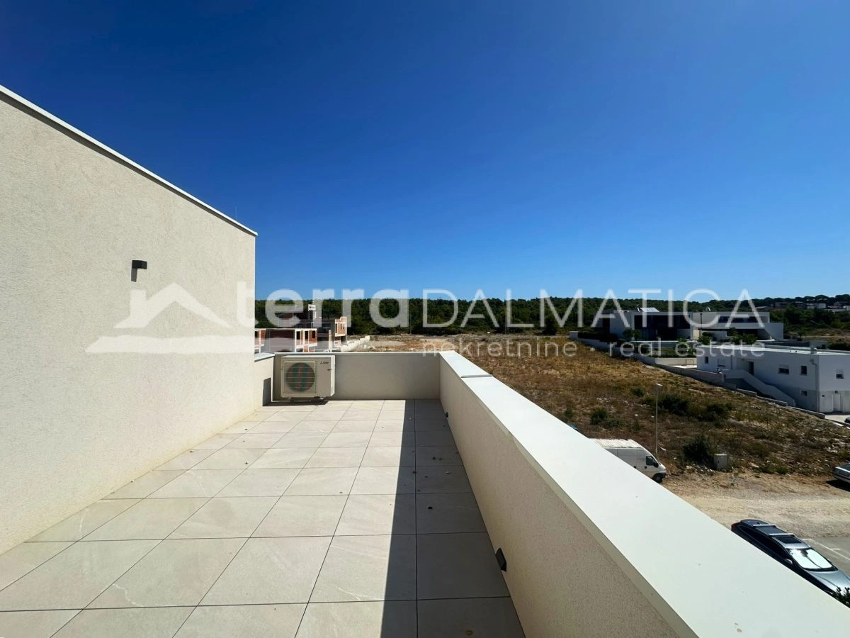 Top-Wohnung mit Aufzug von der Garage und Dachterrasse – spektakulärer Blick auf das Meer und die Natur!