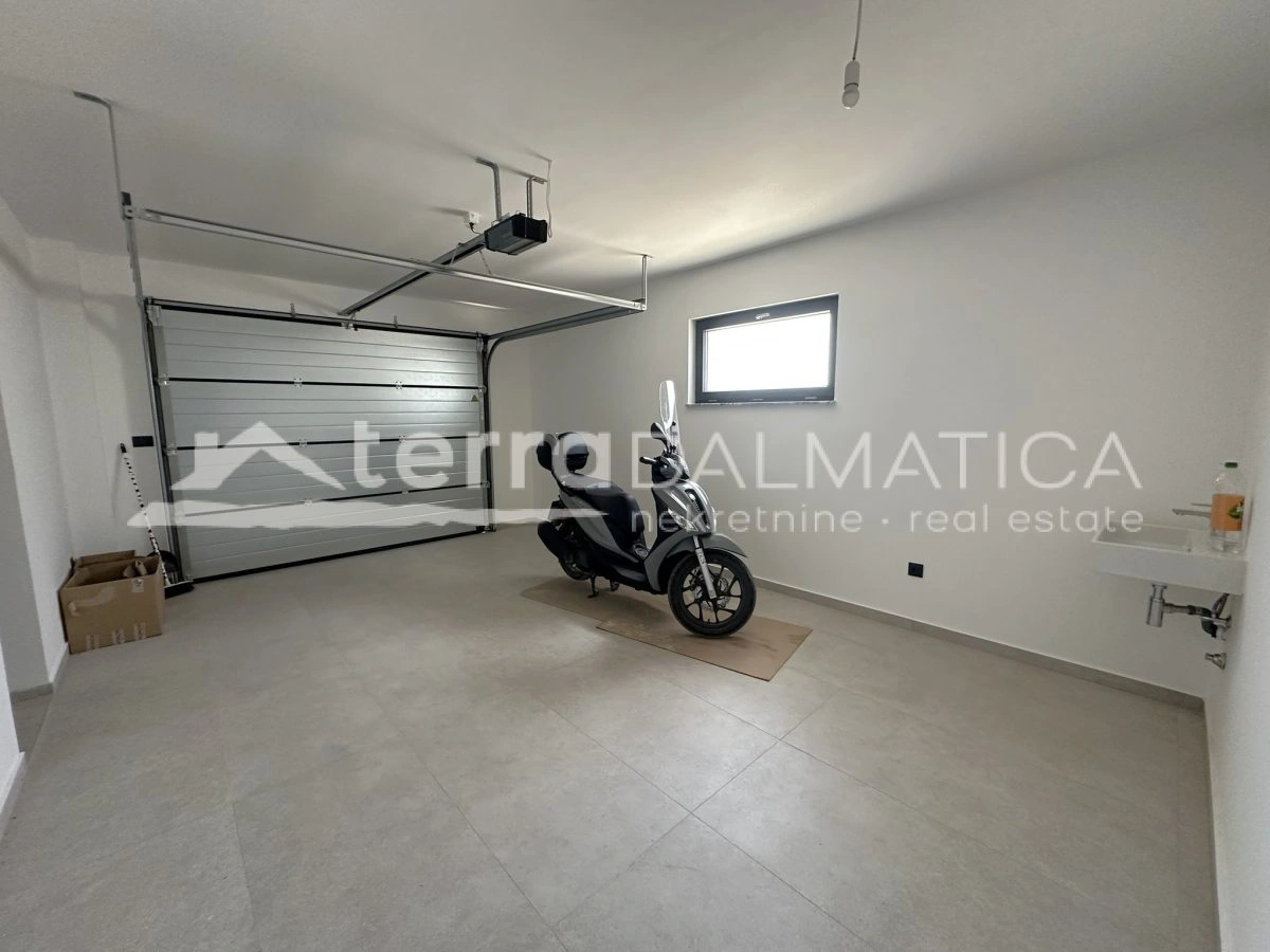 Top-Wohnung mit Aufzug von der Garage und Dachterrasse – spektakulärer Blick auf das Meer und die Natur!